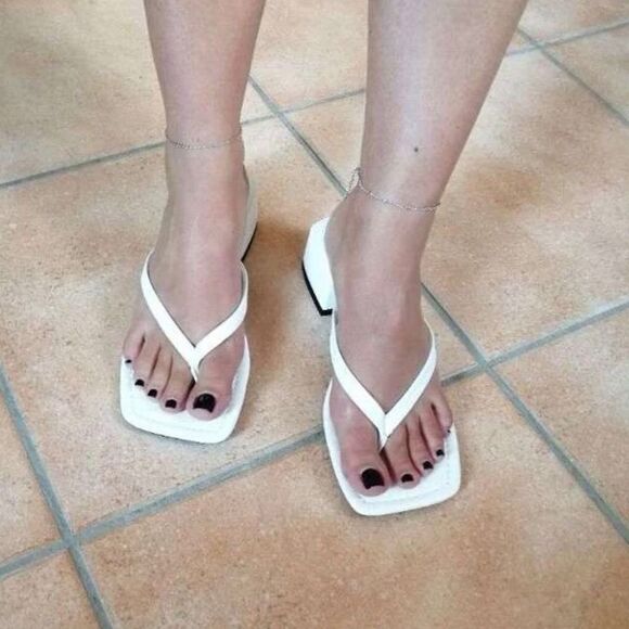 🔃White Chunky Heeled Thong Sandals - Picture 8 of 9